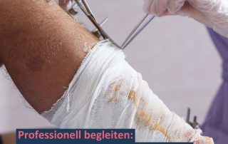 Das Bild zeigt wie eine Pflegekraft einen Verband anlegt, symbolisch für: Wundmanagement im Pflegedienst sicher gestalten 2025