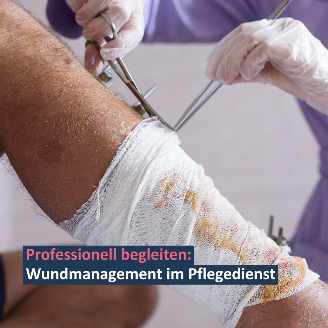 Das Bild zeigt wie eine Pflegekraft einen Verband anlegt, symbolisch für: Wundmanagement im Pflegedienst sicher gestalten 2025